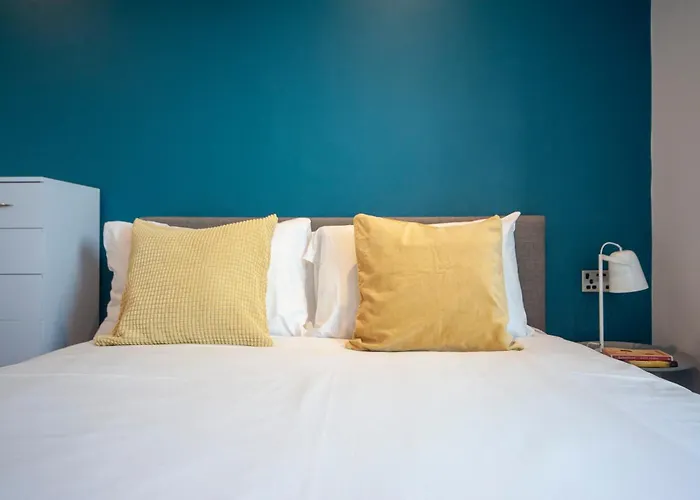 Top Floor Apt - 2 Bed/2 Bath + Private Balcony