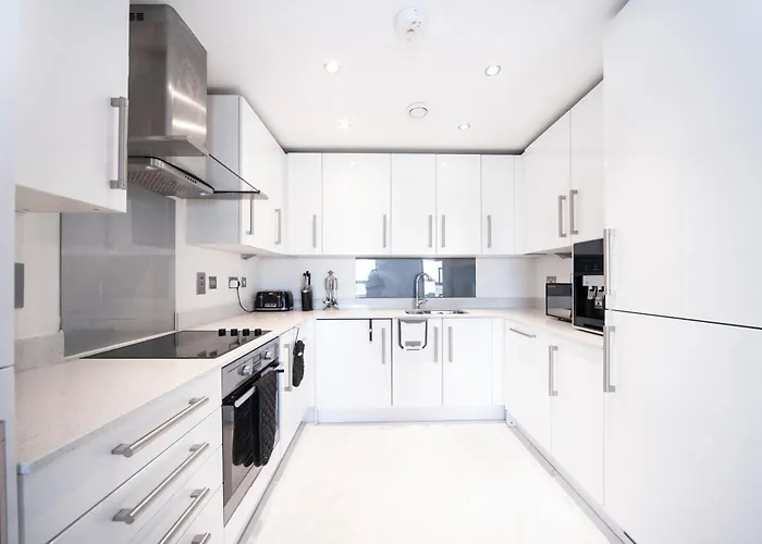Top Floor Apt - 2 Bed/2 Bath + Private Balcony