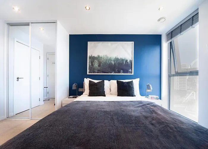 Top Floor Apt - 2 Bed/2 Bath + Private Balcony