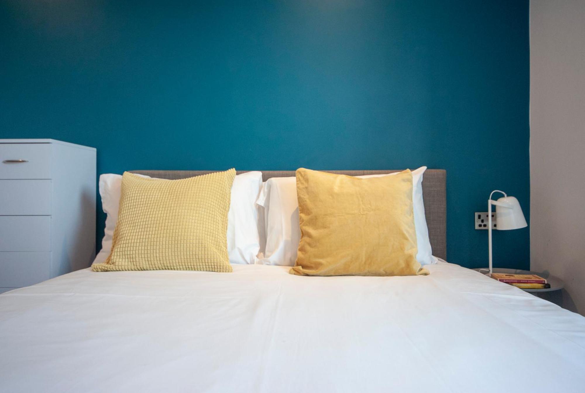 Appartement Floor - 2 Bed/2 Bath + Private Balcony Londen