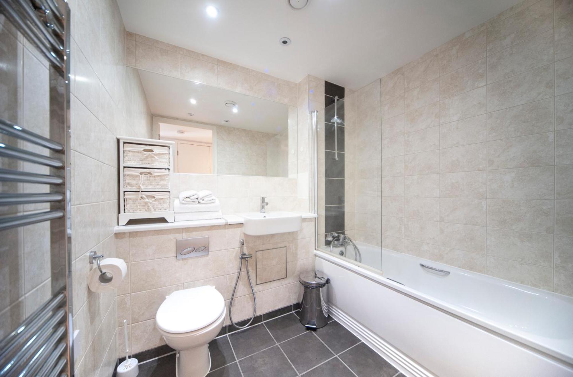 Floor - 2 Bed/2 Bath + Private Balcony Londen