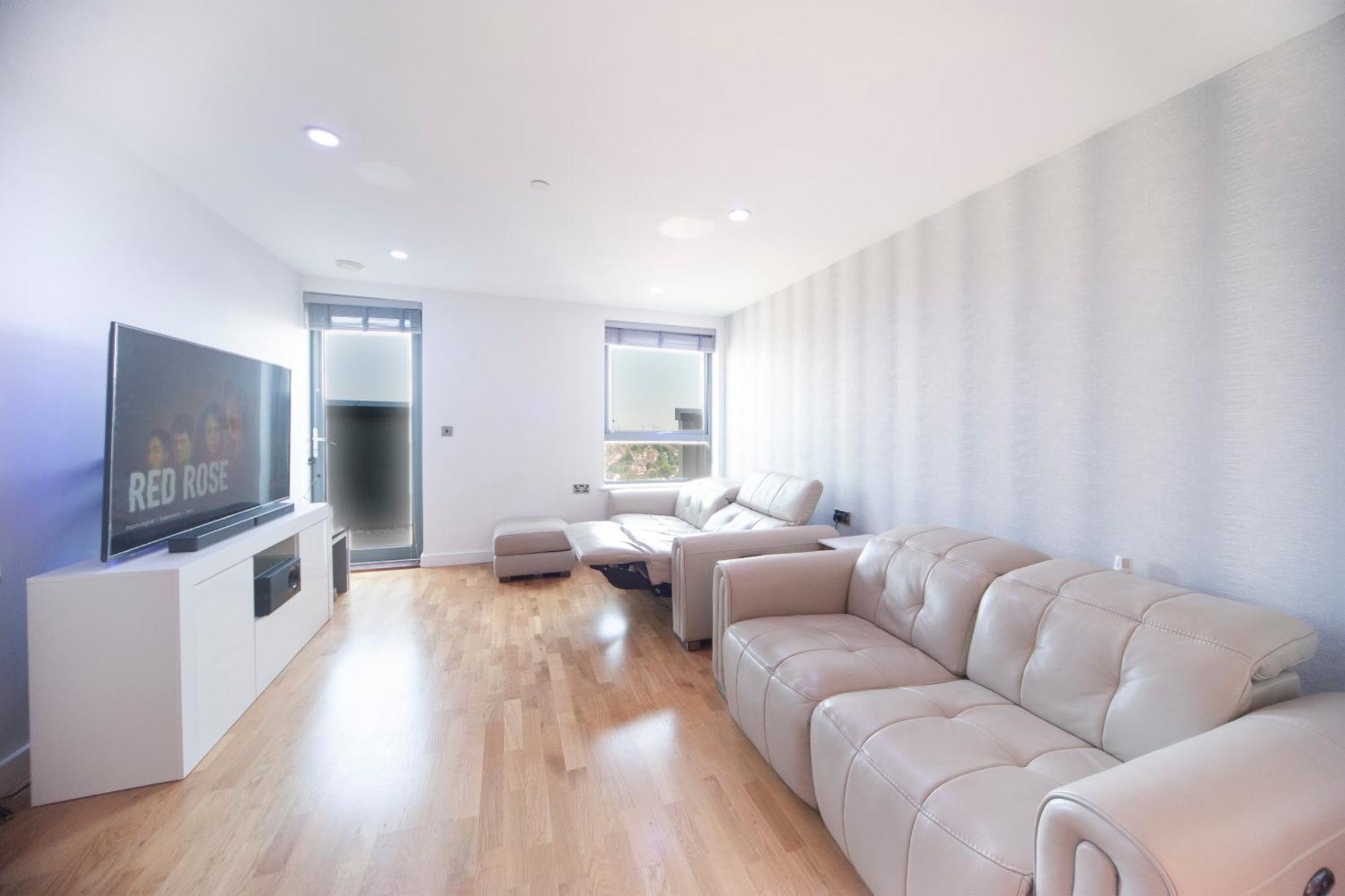 Floor - 2 Bed/2 Bath + Private Balcony * Londen