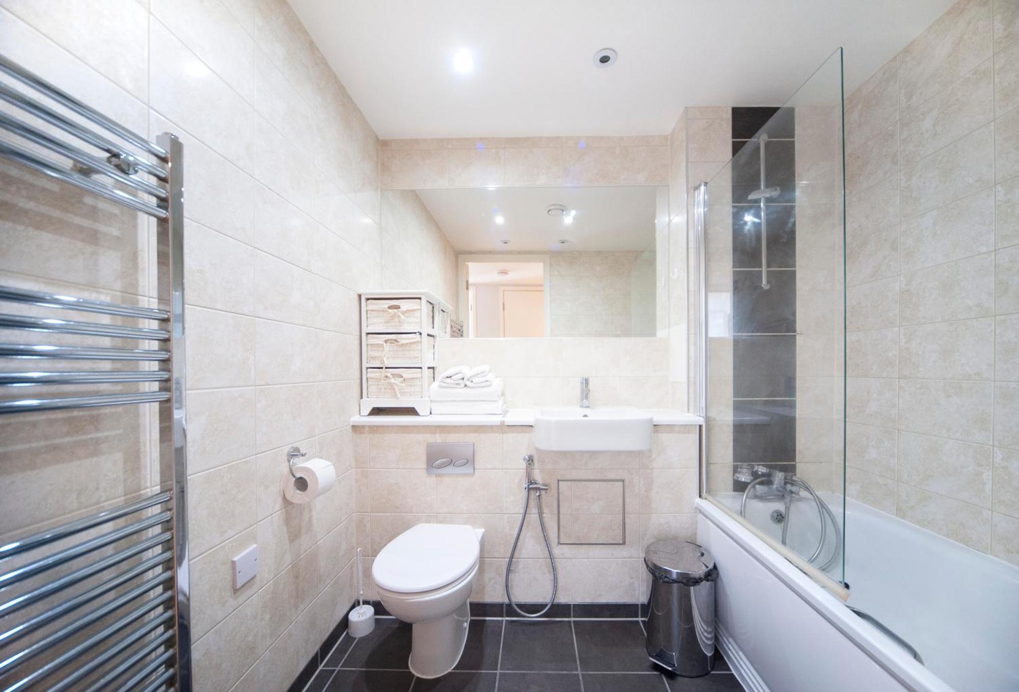 Floor - 2 Bed/2 Bath + Private Balcony Appartamento *